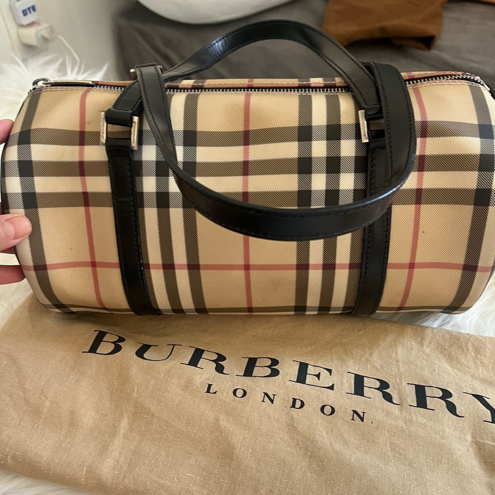💯% authentic BURBERRY barrel bag